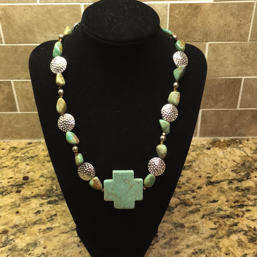 2/$25 NWOT cream, turquoise, silver necklace